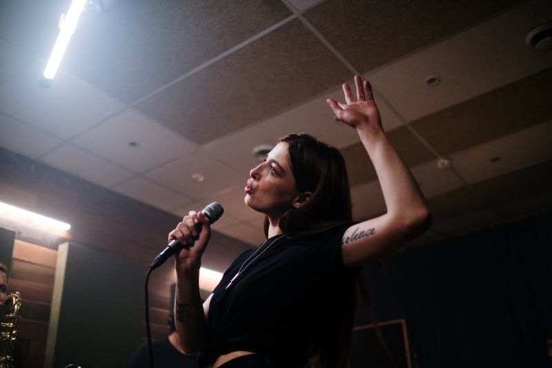 Файл:Поющая девушка.jpg